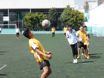 Deporte de Futbol desarrolla la coordinación y el hábito del ejercicio. - Preparatoria Marie Curie -...