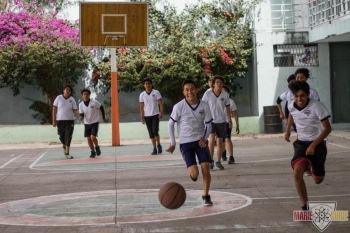 Nuestro equipo de baloncesto entrena en canchas techadas. - Preparatoria Marie Curie - Incorporada a...