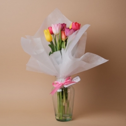 ¡Sorprende a mamá con unos hermosos tulipanes! 
Esta flor se asocia con la renovación y la primaver...
