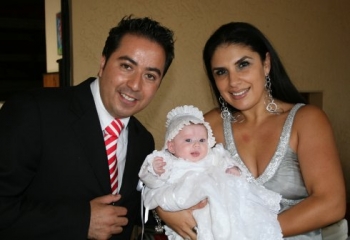 La festejada, con sus padrinos, Alfredo Matamoros y Sandra Taja.



 -  - Puebla