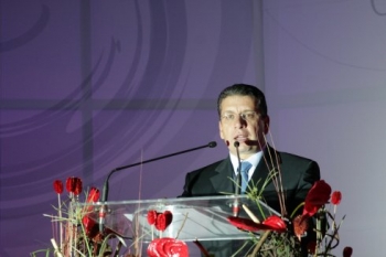 Enrique Doger, ofreciendo un discurso de felicitación. 

 -  - Puebla