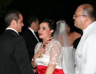 Margarita Sánchez de Gavito, tía de la novia, felicitando a Gregory.

 -  - Puebla