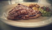 Delicioso T-Bone, acompañado con papas de Cambray y guacamole. - Los Sonorenses