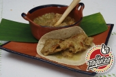 Cazuelas de diferentes guisados, como chicharrón en chile verde - La Taquiza