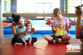 Clases padres / hijos para bebés de 4 meses a 3 años: Nuestras clases para bebés están llenas de actividades para desarrollar habilidades psicomotoras, emocionales y sociales. - The Little Gym
