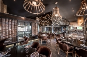 Te ofrecemos un ambiente gran estilo, que rompe con los estándares habituales, decorado con arquitectura vanguardista. - Santo Agave Cocina Moderna Mexicana