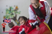 En maternal el alumno adquiere autonomía e independencia, establece las bases de su personalidad y desarrolla el lenguaje - Instituto Inglaterra