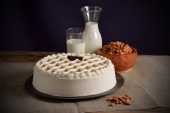 Delicioso pastel de tres leches, relleno de crema de almendra y cubierta de crema batida - Pastelería La Zarza