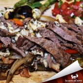 Fajitas Mixtas de Bistec con Pollo - La Cueva del Zorro