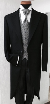 Jaquette negro con corbatón - Alquiler de Trajes de Etiqueta Pedro De La Fuente - Venta y Alquiler de Trajes de Etiqueta Pedro De La Fuente