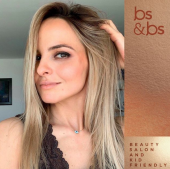 Este es el resultado de un efecto de color y de una semana de rehidratación profunda. ¡Cuidar tu cabello con tratamientos antes, durante y después de un proceso hará que luzca increíble!
- Bs & Bs Salón de belleza con spa y Barbería