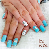 Este bonito diseño está realizado con Shellac. Este es un sistema de maquillaje de uñas que se aplica como un esmalte, pero tiene una duración como gel. - Bs & Bs Salón de belleza con spa y Barbería