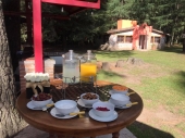 Ya sea que desees aventurarte en senderos naturales o simplemente de un desayuno en medio de la naturaleza.  - Cabañas entre Pinos