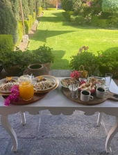 La experiencia gastronómica en la Ex Hacienda San Agustín no se limita a las cenas. También se ofrece un servicio de comida para dos personas, ideal para aquellos que desean disfrutar de un almuerzo o brunch en un entorno íntimo. - Ex Hacienda San Agustín