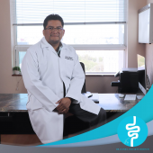 Especializado no solo en tratamiento médico, sino también en un trato humano. - Gastroenterólogo - Dr. Daniel Oloarte