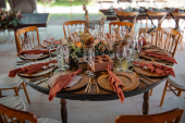 Desde la elección de colores hasta la selección de elementos naturales, creamos momentos que reflejan tu personalidad única.  - Banquetes Casamento Festa