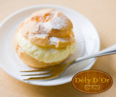 Pequeñas delicias a base de merengue, rellenas de cremas con sabores variados como frambuesa, pistacho, vainilla y chocolate. Perfectos para cualquier ocasión especial. - Dély D´or, Pan y Repostería Francesa