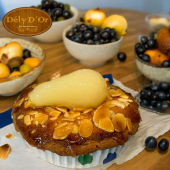 Delicioso panque de fruta de textura ligera y esponjosa, aromatizado con almendra ideal para acompañar tus cenas o como aperitivo. - Dély D´or, Pan y Repostería Francesa