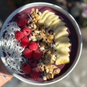 ¡Comienza el día con un delicioso bowl! Coco, granola, frambuesas, moras… ¡Tú eliges los toppings! - Cuppla - Cafetería