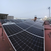 Instalación de paneles solares que generan energía suficiente para abastecer a un hogar o comercio reduciendo significativamente la huella de carbono. - BioEnergy -  Automatización