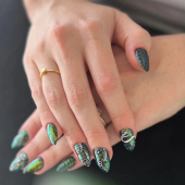 Transforma la belleza de tus manos con una manicura que va más allá de lo convencional. - Bs & Bs Salón de belleza con spa y Barbería