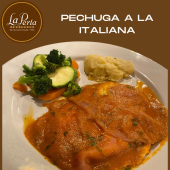 Disfruta de una porción pechuga, queso y jamón bañada en salsa italiana con una rica guarnición de verduras y puré de papa. - La Perla Marisqueria