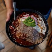¡ATENCIÓN AMANTES DEL MOLE! esto es para ustedes, nuestra variedad de platillos bañados con esta delicia. - La Enchiladería