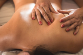 Esta semana regálate un descanso y disfruta de nuestro spa, donde encontrarás a nuestras expertas masajistas para un masaje relajante. - Las Calandrias