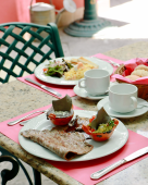 Saborea una experiencia culinaria única en nuestro restaurante, donde cada plato es una obra maestra que deleita todos tus sentidos.    - Las Calandrias