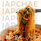 ¡Uno de nuestros platillos favoritos! El Japchae es una mezcla de fideos suaves acompañado de verduras y carne de puerco, sazonado con salsa de soya y un toque de aceite de ajonjolí. - Bapsul Corean Food