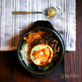 TTUKBAEGIBIBIMBAP. Arroz al vapor con carne molida, zanahoria, espinaca, champiñones, cebolla y huevo. - Bapsul Corean Food