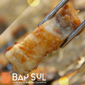 Para disfrutar al máximo este corte, acompáñalo con nuestra salsa de Samyang, ajo, chile y envuélvelo en una hoja de lechuga. - Bapsul Corean Food
