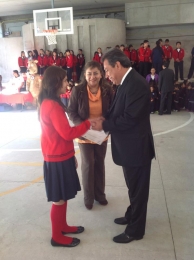 Luz Judith Fernandez acompañada de su feliz madre también recibe su reconocimiento. - Colegio Euro L...