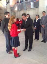 Karla Annette Gonzalez muy feliz recibe en manos del Director General su reconocimiento. - Colegio E...