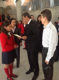 En manos del Director General Lic. Salvador Figueroa Cruz, las alumnas que fueron de intercambio a F...