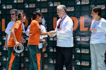 En una emotiva ceremonia el rector de la Universidad de las Américas Puebla, el Dr. Luis Ernesto Der...