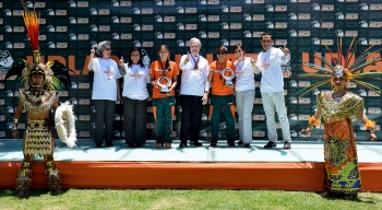 En una emotiva ceremonia el rector de la Universidad de las Américas Puebla, el Dr. Luis Ernesto Der...