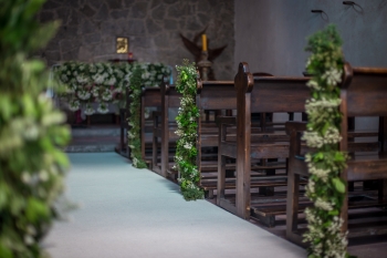 Guirnaldas florales en tonos blanco y verde para el pasillo de la Iglesia - Florería Aurora Flowers ...