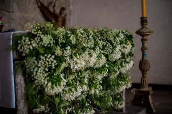 Arreglo floral para el altar en blanco y verde - Florería Aurora Flowers & Co. en Puebla y CDMX - Pu...