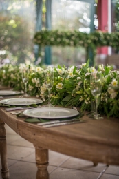 Guirnalda de flores para mesa. Un toque muy elegante!! - Florería Aurora Flowers & Co. en Puebla y C...