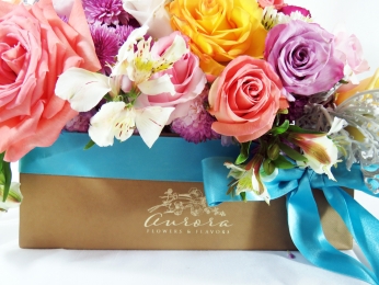 Arreglo floral en caja morada Aurora Flowers & Co combinación de rosas, astromelias y flor de tempor...