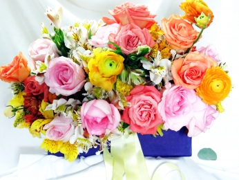 Arreglo floral en caja morada Aurora Flowers & Co combinación de rosas, ranunculus, lisianthus, astr...