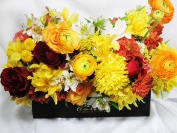 Arreglo floral en caja negra Aurora Flowers & Co. combinación de rosas, lisianthus, ranunculus y flo...