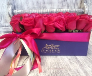 Arreglo floral en caja morada Aurora Flowers & Co. con 35 rosas aproximadamente. Paleta de color en ...
