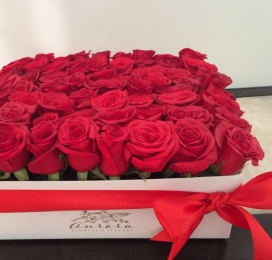 Arreglo floral en caja blanca o negra Aurora Flowers & Co. con 50 rosas aproximadamente. Paleta de c...