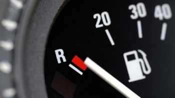 10. NO verificar tener suficiente combustible

Manejar autos con poca gasolina o en reserva, puede...
