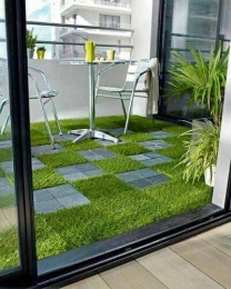 dale una nueva vista a tu pequeño patio con pasto sintético y una mesa para el desayuno o leer un bu...