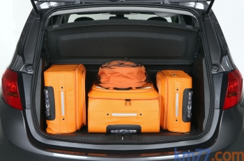 Distribuye el peso de las maletas en el auto. No dejes cosas sueltas porque si tienes que frenar de ...