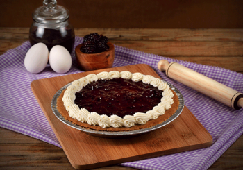 Pay de Queso con Zarzamora -  Exquisito pay relleno de crema de queso, decorado con mermelada de zar...