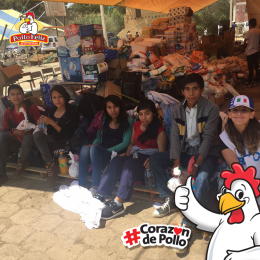 Aquí con los chicos del Tec en la comunidad de San Antonio Alpanocan - Pollo Feliz Puebla - Puebla